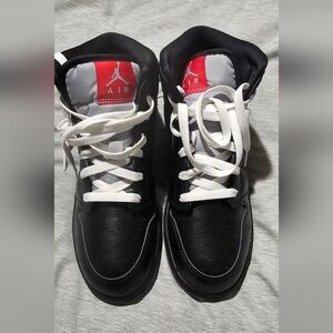 Air Jordan Black and White Sneakers Sz 6.5 Youth Boyz